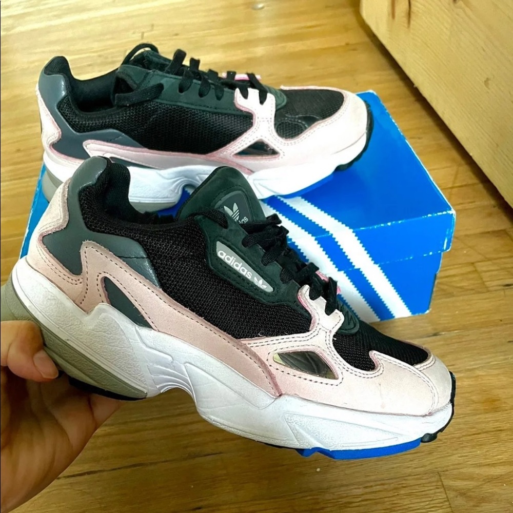 Adidas Falcón sneakers